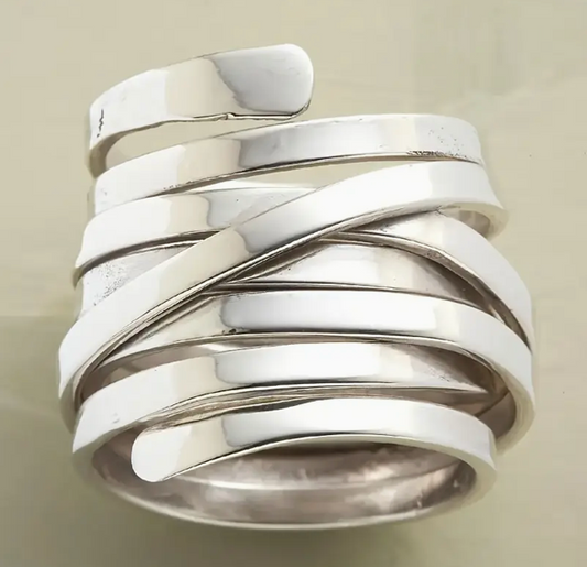 Anello vintage con design a vortice