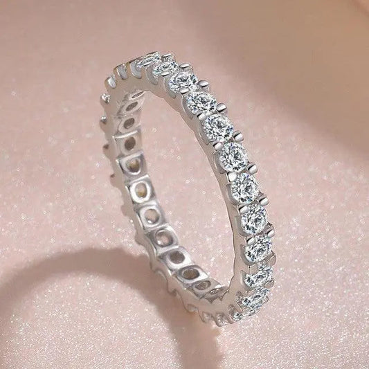 Anello in argento con zirconi incastonati
