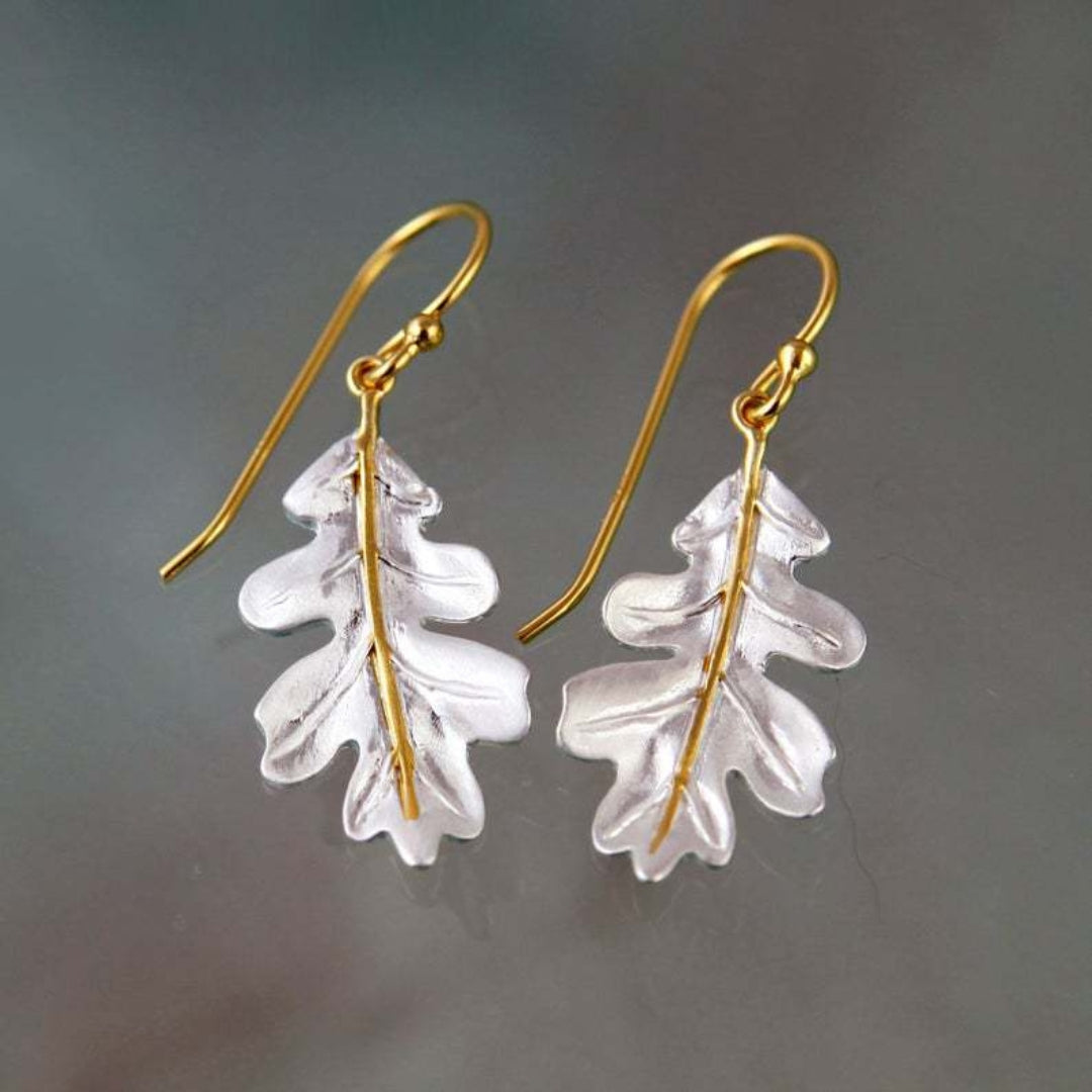 Orecchini boho in oro con foglie bianche