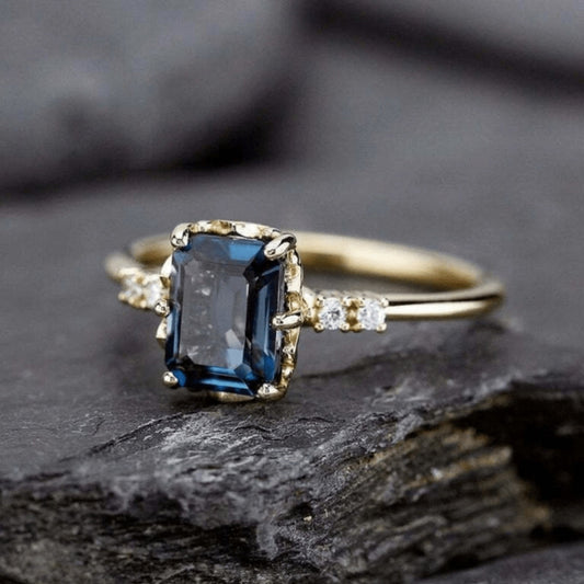 Anello Vintage Oro con Cristallo Blu