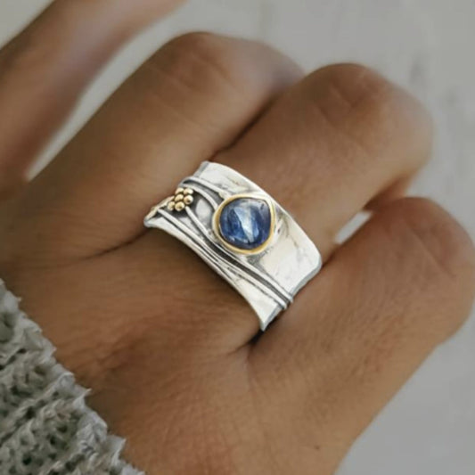 Anello d'argento vintage con cristallo blu