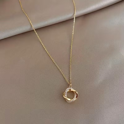 Collana elegante dorata con ciondolo