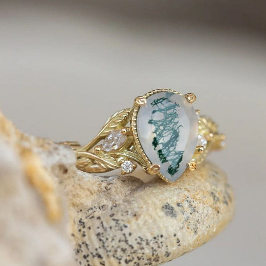 Anello naturale pietra bianca e oro