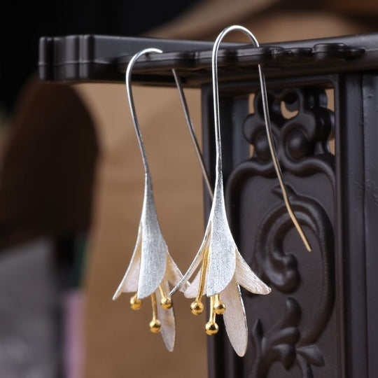Eleganti orecchini con fiori d'argento
