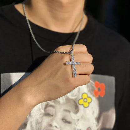 Collana con croce in moissanite