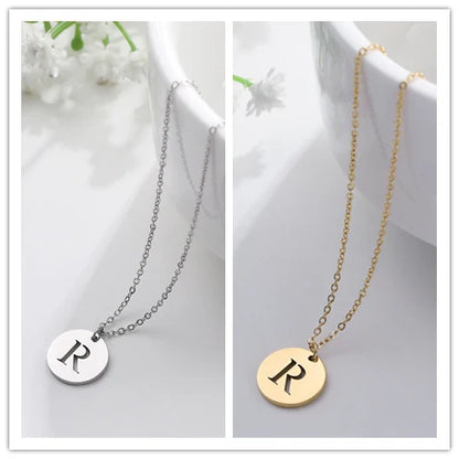 Collana minimalista placcata oro 18 carati con iniziali incise in un cerchio