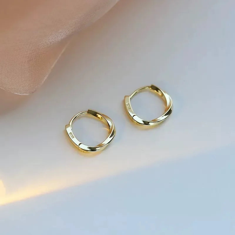 Orecchini in argento sterling con incastonatura rotonda