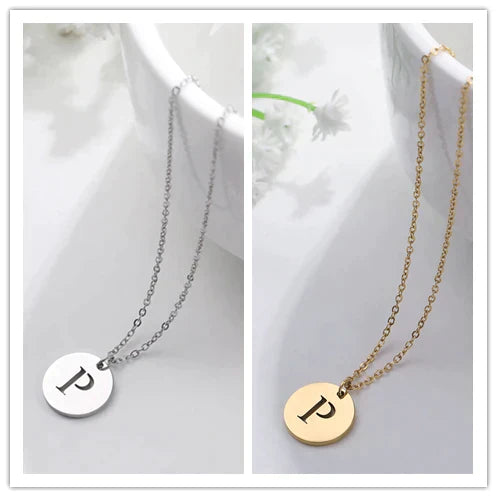 Collana minimalista placcata oro 18 carati con iniziali incise in un cerchio