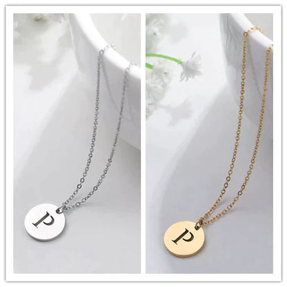 Collana minimalista placcata oro 18 carati con iniziali incise in un cerchio