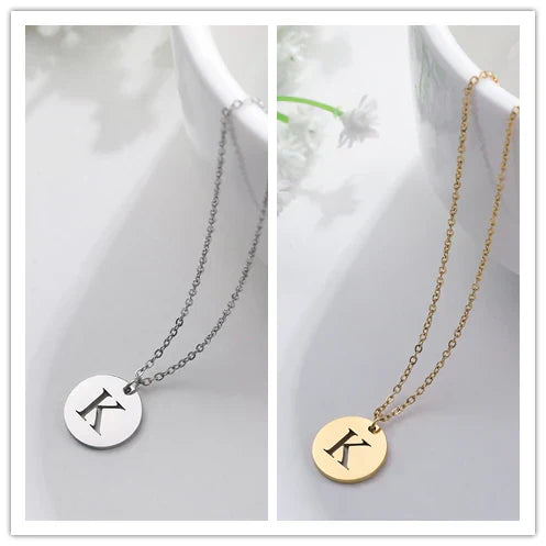Collana minimalista placcata oro 18 carati con iniziali incise in un cerchio
