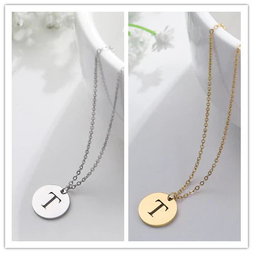 Collana minimalista placcata oro 18 carati con iniziali incise in un cerchio