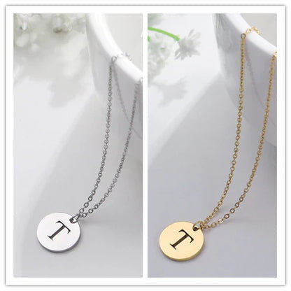 Collana minimalista placcata oro 18 carati con iniziali incise in un cerchio