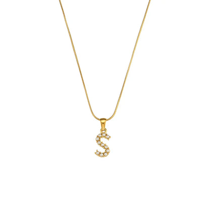 Collana di iniziali con preziose perle naturali placcate in oro 18 carati