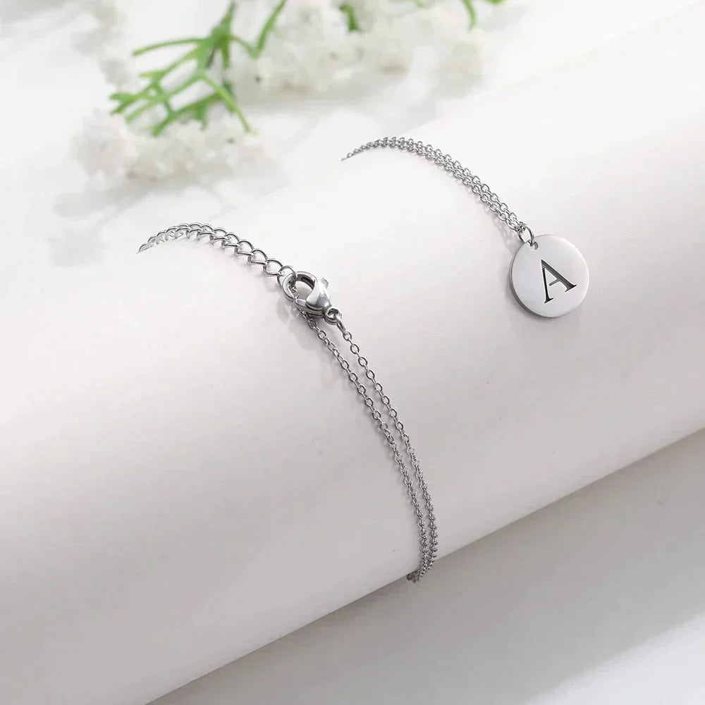 Collana minimalista placcata oro 18 carati con iniziali incise in un cerchio