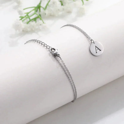 Collana minimalista placcata oro 18 carati con iniziali incise in un cerchio