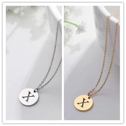 Collana minimalista placcata oro 18 carati con iniziali incise in un cerchio