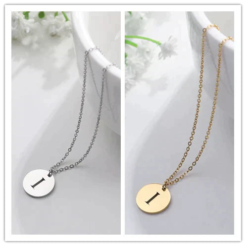 Collana minimalista placcata oro 18 carati con iniziali incise in un cerchio
