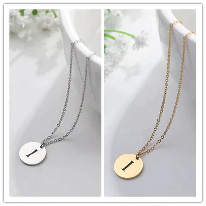 Collana minimalista placcata oro 18 carati con iniziali incise in un cerchio