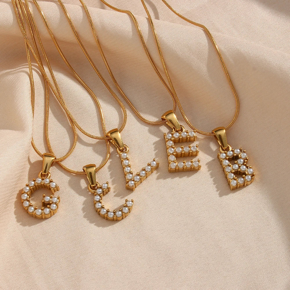 Collana di iniziali con preziose perle naturali placcate in oro 18 carati