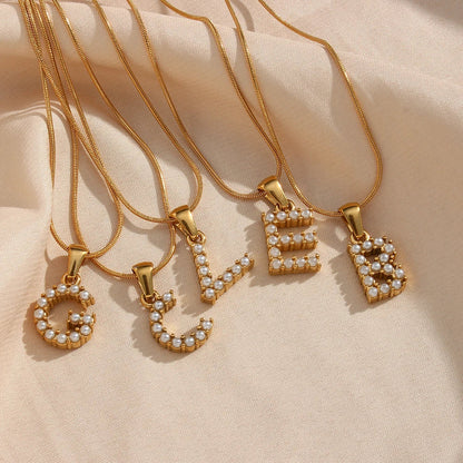 Collana di iniziali con preziose perle naturali placcate in oro 18 carati