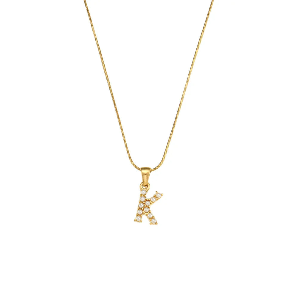 Collana di iniziali con preziose perle naturali placcate in oro 18 carati