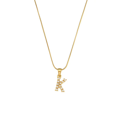 Collana di iniziali con preziose perle naturali placcate in oro 18 carati