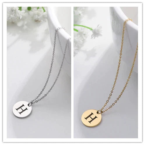 Collana minimalista placcata oro 18 carati con iniziali incise in un cerchio