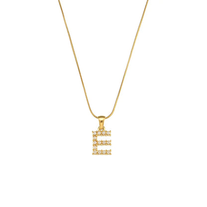Collana di iniziali con preziose perle naturali placcate in oro 18 carati