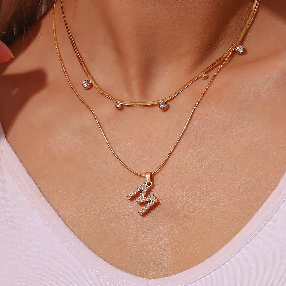 Collana di iniziali con preziose perle naturali placcate in oro 18 carati