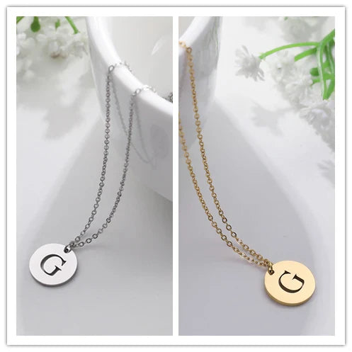 Collana minimalista placcata oro 18 carati con iniziali incise in un cerchio