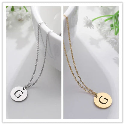 Collana minimalista placcata oro 18 carati con iniziali incise in un cerchio
