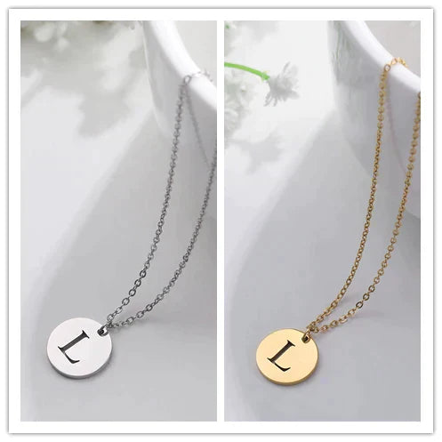 Collana minimalista placcata oro 18 carati con iniziali incise in un cerchio