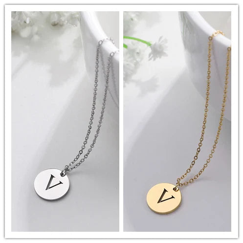 Collana minimalista placcata oro 18 carati con iniziali incise in un cerchio