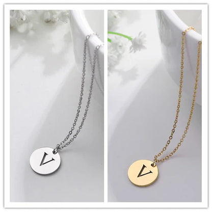 Collana minimalista placcata oro 18 carati con iniziali incise in un cerchio