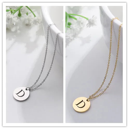 Collana minimalista placcata oro 18 carati con iniziali incise in un cerchio