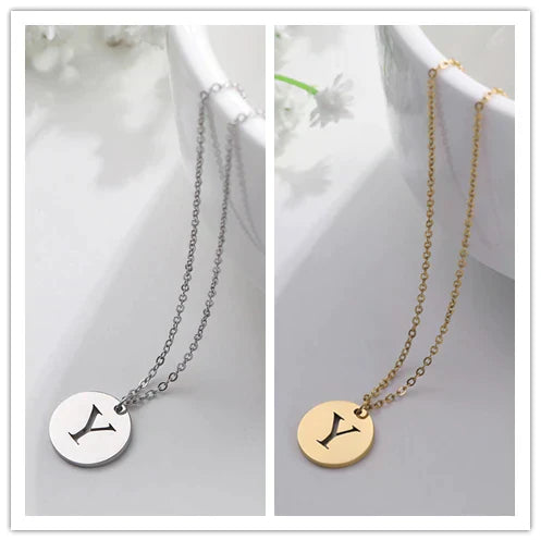 Collana minimalista placcata oro 18 carati con iniziali incise in un cerchio