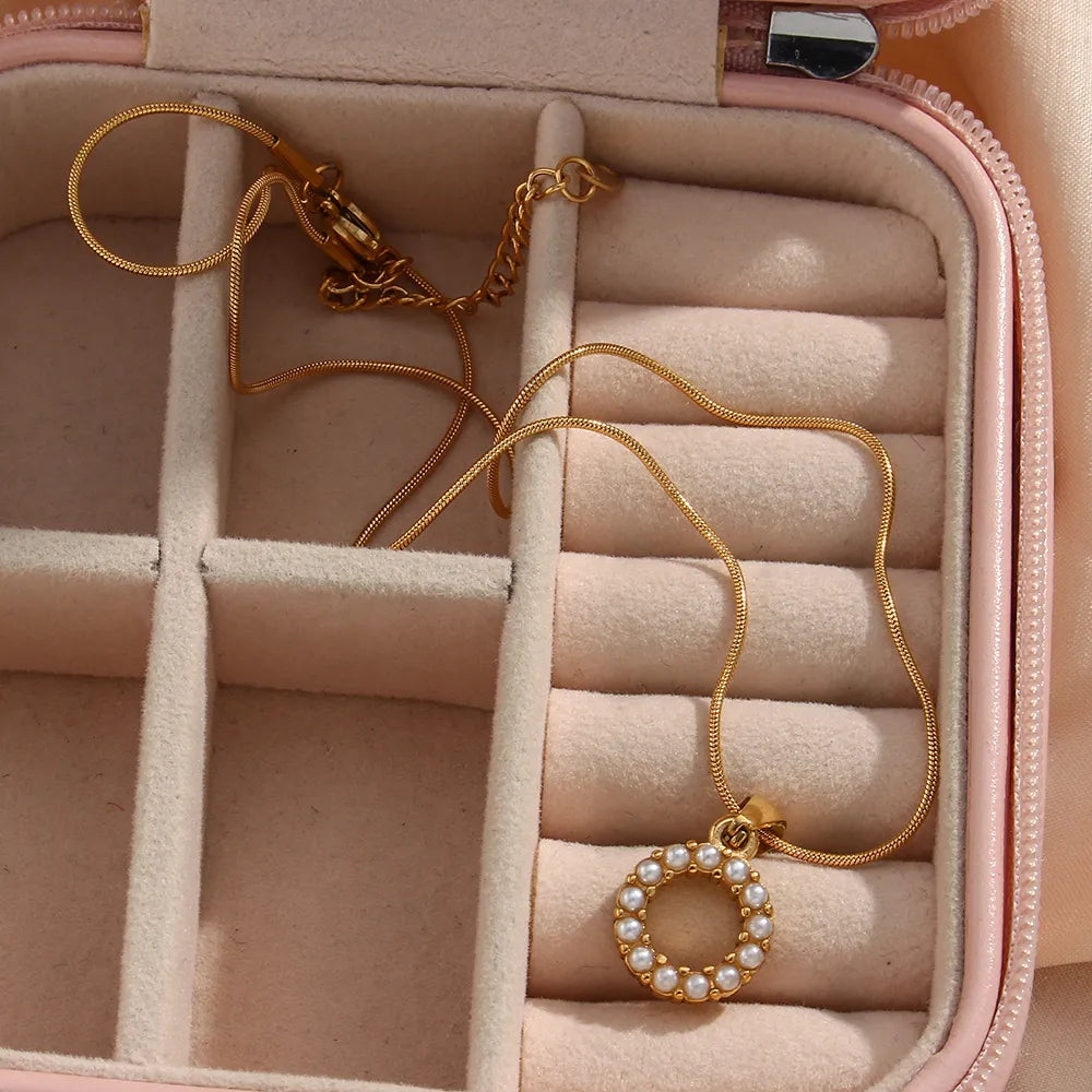 Collana di iniziali con preziose perle naturali placcate in oro 18 carati