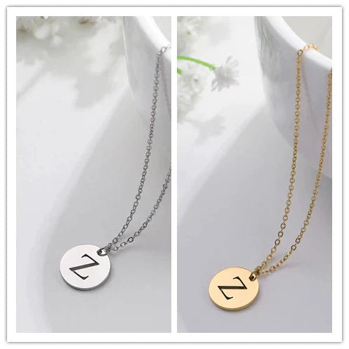 Collana minimalista placcata oro 18 carati con iniziali incise in un cerchio