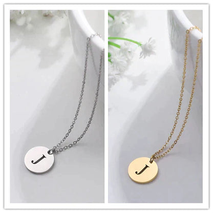 Collana minimalista placcata oro 18 carati con iniziali incise in un cerchio