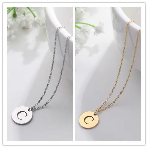 Collana minimalista placcata oro 18 carati con iniziali incise in un cerchio