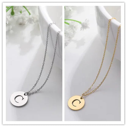 Collana minimalista placcata oro 18 carati con iniziali incise in un cerchio