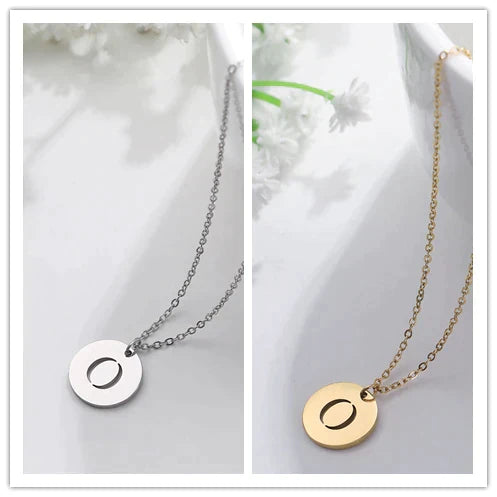 Collana minimalista placcata oro 18 carati con iniziali incise in un cerchio