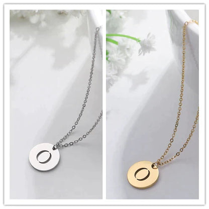 Collana minimalista placcata oro 18 carati con iniziali incise in un cerchio