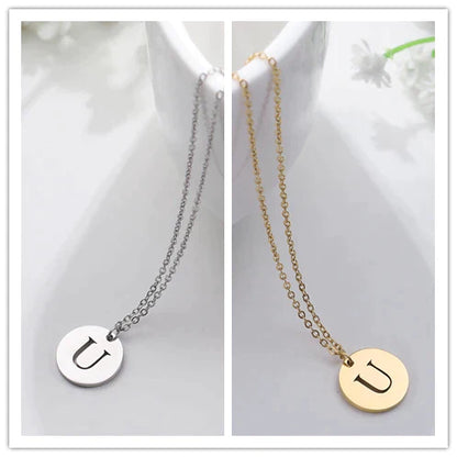 Collana minimalista placcata oro 18 carati con iniziali incise in un cerchio
