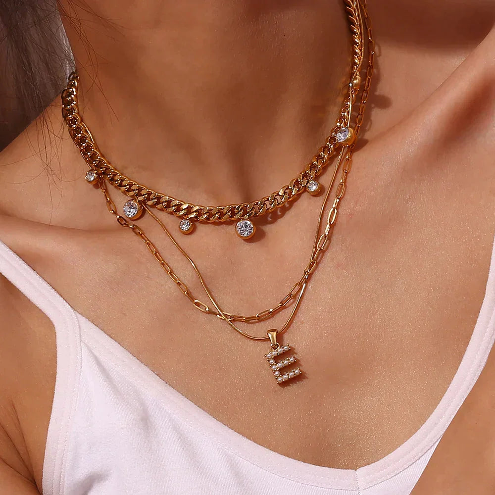 Collana di iniziali con preziose perle naturali placcate in oro 18 carati