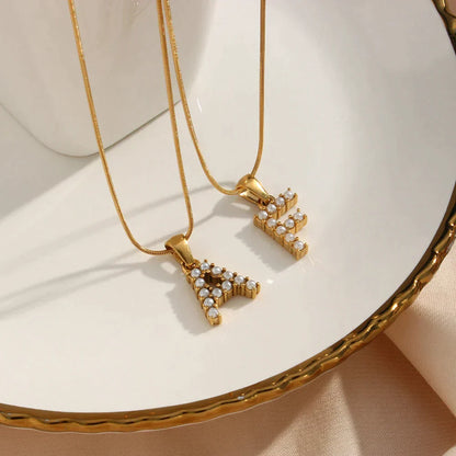 Collana di iniziali con preziose perle naturali placcate in oro 18 carati