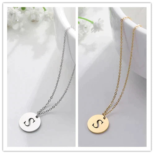 Collana minimalista placcata oro 18 carati con iniziali incise in un cerchio