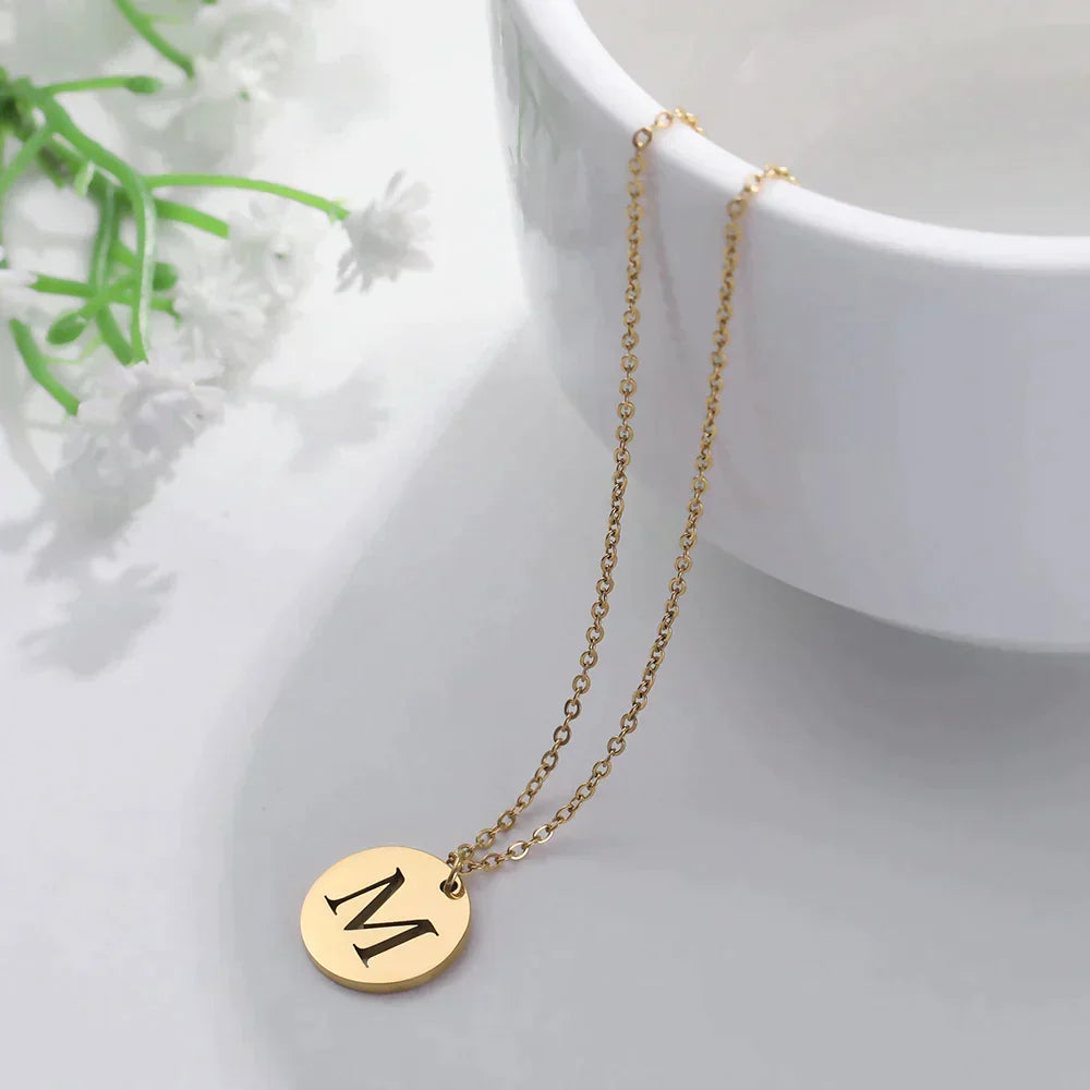 Collana minimalista placcata oro 18 carati con iniziali incise in un cerchio
