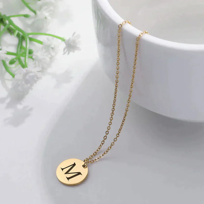 Collana minimalista placcata oro 18 carati con iniziali incise in un cerchio
