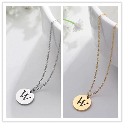 Collana minimalista placcata oro 18 carati con iniziali incise in un cerchio